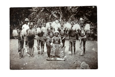 Capo camerunese con le sue donne, Camerun, c.1930 da H. S. Freeman